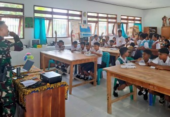 Satgas RI-RDTL Pos Nunura Ajak Siswa Belajar dan Nikmati Kolak Bersama