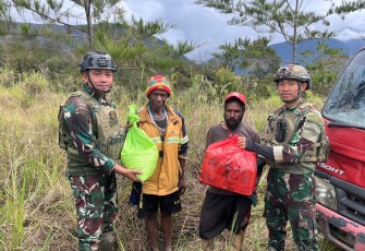 Satgas TNI saat Anjangsana ke Kampung Wako