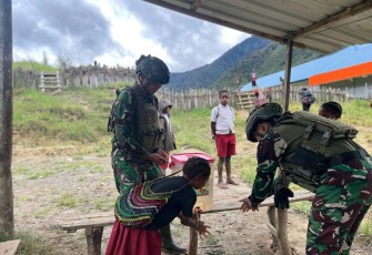Satgas TNI Ajarkan Tangan Kecil Itu Belajar Hidup Sehat