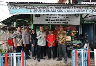 Kepala BSKDN Yusharto Huntoyungo saat mengunjungi Pos Keamanan Lingkungan (Kamling) RT 07 RW 01 Dusun Kenali Kecil, Desa Mendalo Darat, Kecamatan Jambi Luar Kota, Kabupaten Muaro Jambi, Provinsi Jambi.