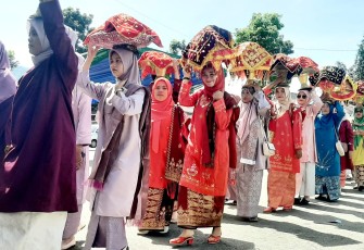 Semarak Parade Budaya Makan Bajamba Meriahkan HUT ke 80 Kabupaten Pasaman