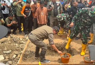Sekertaris Utama BNPB Rustian berdama dengan Gubernur Sumatera Barat Mahyeldi, melaksanakan peletakan batu pertama untuk Hunian Sementara bagi warga terdampak banjir bandang dan tanah longsor di Kabupaten Padang Pariaman, Sumatera Barat, Sabtu (13/12)