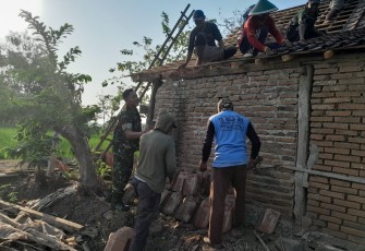 Peduli Warga, Babinsa Wonoasri Bantu Rehabilitasi Rumah di Desa Jatirejo
