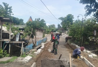 Babinsa Luworo Ikut Karya Bakti Pemasangan Paving di Lingkungan Permukiman Warga