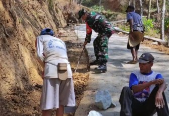 Babinsa Koramil 0801/04 Tegalombo Gotong Royong Perbaiki Jalan