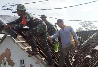 Koramil 0803/07 Kare Gelar Karya Bakti dalam Menanggulangi Musibah Bencana Alam