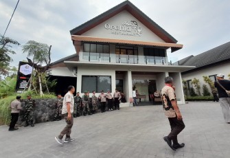 Puluhan aparat keamanan dari TNI, Polri dan Satpol PP siaga saat audiensi penambang minyak sumur tua Ledok dan Semanggi