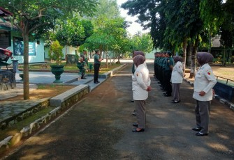 Anggota Kodim 0801/Pacitan baik militer dan ASN rutin melaksanakan apel pagi, bertempat di depan Aula Kopral Sigit Makodim 0801/Pacitan, Jl.Letjend Suprapto No 42, Pacitan, Rabu (05/03/2025)