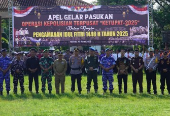 Kasdim 0801/Pacitan Mayor Inf Muhajir mendampingi wakapolres Pacitan Kompol Pujiyono, S.H. dalam rangka Apel Gelar Pasukan Operasi Kepolisian Terpusat Ketupat 2025
