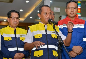 Menteri ESDM Bahlil Lahadalia saat memberikan keterangan pers di Jakarta, Minggu (28/12)