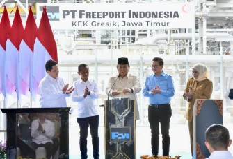Presiden Prabowo Subianto meresmikan smelter logam mulia di Gresik, Jawa Timur, Senin (17/3)