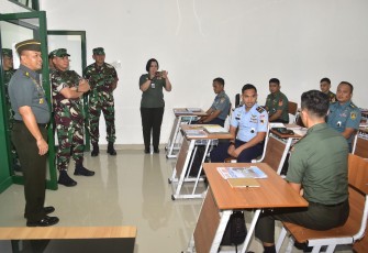  Panglima TNI Jenderal TNI Agus Subiyanto meninjau langsung pelaksanaan Kursus Intensif Bahasa Prancis bagi Personel TNI Pengawak Alutsista TA 2025, bertempat di Akademi Militer (Akmil) Magelang, Jawa Tengah, Jumat (9/5/2025).