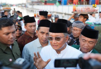 Menteri Pekerjaan Umum (PU) Dody Hanggodo menghadiri acara istighosah sekaligus bersilaturahmi dengan para tokoh dan ulama beserta para Pengurus Wilayah Nahdlatul Ulama (PWNU) Jawa Tengah dan Pengurus Cabang Nahdlatul Ulama (PCNU) Kabupaten Demak di Kecamatan Sayung, Demak, Minggu (15/6/2025)