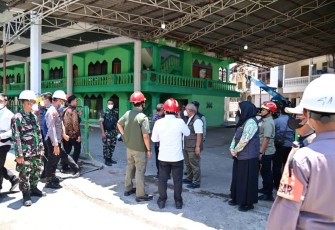 Kepala BNPB bersama Menko PMK dan Basarnas saat melakukan konferensi pers terkait hasil asesmen Tim SAR dan update penanganan insiden robohnya musala Pondok Pesantren (Ponpes) Al Khoziny, Sidoarjo, pada Kamis (2/10)