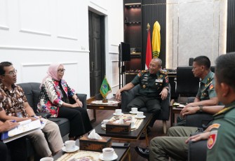 Danrem 072/Pamungkas, Brigjen TNI Bambang Sujarwo, S.H., M.Sos., M.M., saat menerima kunjungan audiensi dari Pimpinan Bulog Wilayah Yogyakarta, Ninik Setiyowati bertempat di ruang kerja Danrem 072/Pamungkas, Jl. Reksobayan No. 4, Ngupasan, Gondomanan, Yogyakarta. Kamis (2/1/2025).