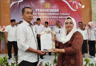 akub Ardani (kiri) saat dilantik sebagai Ketua DPC PKDI Karanganyar oleh Ketua DPD PKDI Jawa Tengah, Musyarokah, di Hotel Permata Sari, Rabu (12/11/2025)
