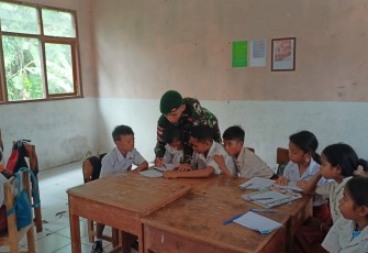 Satgas Pos Motamasin Ajarkan Matematika kepada Siswa SDN Metamauk