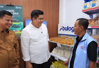 Bupati Bintan Roby Kurniawan bersama Ketua Koperasi Merah Putih Desa Kwalasempang Kec Srikwala Lobom Bintan
