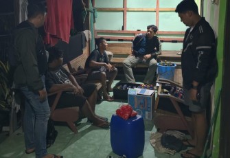 Petugas Satreskrim Polres Karanganyar saat menggerebek sebuah rumah tempat peredaran miras ilegal di wilayah Karanganyar, Rabu (1/10/2025)