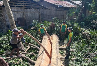Satgas Pamtas Pos Haslot Membantu Masyarakat Siapkan Material Rumah Adat