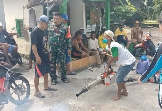 Babinsa Pos Koramil Gerih Bersama Dinas Kesehatan saat Lakukan Fogging