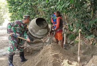Babinsa Koramil 0801/11 Donorojo Bangun Talud