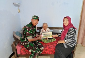 Babinsa Nglinggis Kawal BLT! Pastikan Bantuan Sampai ke Warga yang Berhak