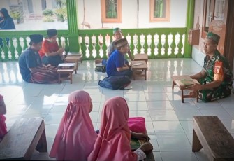 Serka Suminto, prajurit TNI AD yang kesehariannya berdinas di Koramil 0810/02 Bagor, berangkat menuju desa binaanya di Desa Bagor, Kecamatan Bagor, Kabupaten Nganjuk
