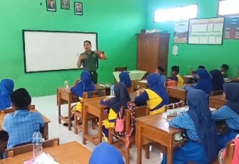 Babinsa Patalan Koramil 0805/09 Kendal Berikan Wasbang di SDN Patalan 1