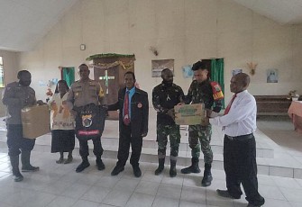 Babinsa Koramil Jila Bersama Bhabinkamtibmas Bagikan Sembako Kepada Jemaat Gereja