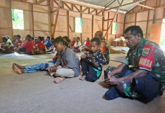 Babinsa Koramil Tembagapura Ikuti Ibadah Gereja