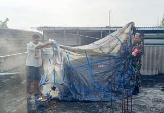 Serka Endik Evakuasi Balon Udara Raksasa yang Timpa Rumah Warga