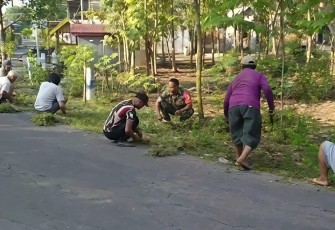Babinsa Bangunsari dan Warga saat Gelar Kerja Bakti Bersihkan Selokan