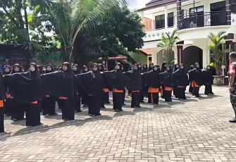 Babinsa Kelurahan Mojorejo, memberikan pembekalan Latihan Dasar Kepemimpinan (LDK) kepada para siswa SMP Muhammadiyah Madiun, di Kelurahan Mojorejo, Kecamatan Taman, Kota Madiun, Kamis (4/12).