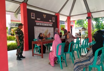 Babinsa Tungkulrejo Dampingi Penyaluran BLTS Kesra di Pendopo Padas