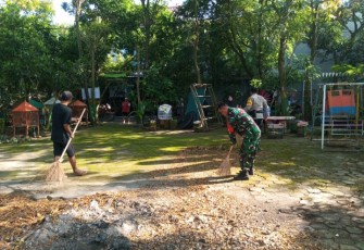 Babinsa Kelurahan Rejomulyo dan Satlinmas Laksanakan Kerja Bakti di Kawasan UMKM