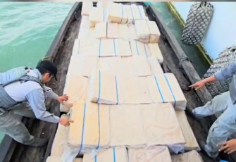 Bakamla RI Tangkap Kapal Kayu Bermuatan Rokok Ilegal 200 Ball di Perairan Tembilahan