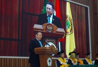 Bamsoet saat memberikan orasi ilmiah pada Wisuda Program Pascasarjana dan Sarjana Sekolah Tinggi Ilmu Ekonomi (STIE) Kusuma Negara di Jakarta, Rabu (26/11/25).