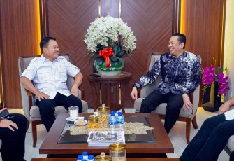 Anggota Komisi III DPR RI dan Wakil Ketua Umum Bidang Hubungan Antar Lembaga Partai Golkar Bambang Soesatyo bertemu Penasihat Khusus Presiden Bidang Pertahanan Nasional Jenderal TNI (Purn) Prof. Dudung Abdurachman, di Jakarta, Rabu (12/2/2025)