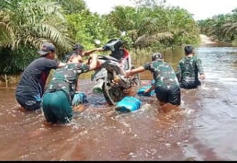 Perahu Rakit Satgas Yonzipur 5/ABW Evakuasi Warga Terdampak Banjir