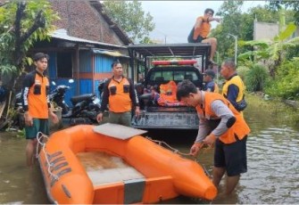 Tim BPBD Kabupaten Demak melakukan pendataan dan penanganan banjir, di wilayah Kabupaten Demak, pada Selasa (4/2). Sumber foto: BPBD Kabupaten Demak