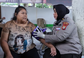 Polwan Polres Jakbar Turun ke Lokasi Banjir Berikan Bantuan Pemeriksaan Kesehatan hingga Trauma Healing