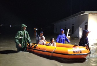 Hujan dengan intensitas tinggi yang berlangsung cukup lama menyebabkan banjir yang mengakibatkan terendamnya Desa Air Lintang, di Kecamatan Muara Enim, Kabupaten Muara Enim, Provinsi Sumatera Selatan, pada Sabtu (15/6)