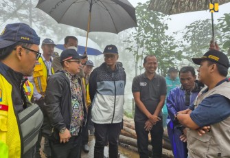 Menteri Pekerjaan Umum Dody Hanggodo meninjau penanganan pascabencana banjir dan longsor di Kecamatan Petungkriyono, Kabupaten Pekalongan, Jawa Tengah, Rabu (29/1/2025)