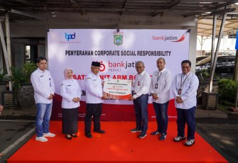 Bank Jatim Serahkan CSR Arm Roll Truck ke Pemkab Malang