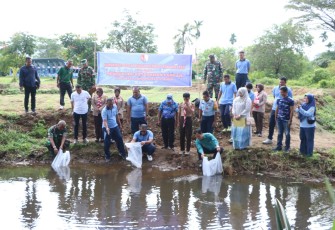 Mendukung Akselerasi Ketahanan Pangan Nasional, Lanud Sutan Sjahrir bersama Dinas Perikanan Provinsi Sumbar melaksanakan penebaran benih ikan di Kolam Ikan kawasan Driving Range Lanud Sutan Sjahrir, Jumat (28/02/2025)
