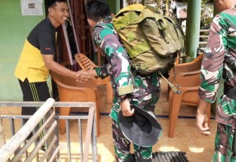 Rasa bahagia terpancar diwajah Maimunah (42) dan keluarga saat menyambut kedatangan lima personel Satgas TNI Manunggal Membangun Desa (TMMD) ke 123 Kodim 0407/Kota Bengkulu yang akan tinggal di rumahnya selama pelaksanaan TMMD di Desa Tengah Padang Kecamatan Talang Empat Kabupaten Bengkulu Tengah, Kamis (20/2/25)