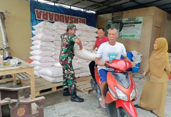 Pendampingan Penyaluran Pupuk Subsidi oleh Anggota Koramil 0803-02 Madiun
