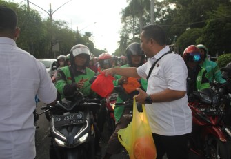 Ditreskrimsus Polda Kalteng Bagikan 300 Takjil ke Masyarakat