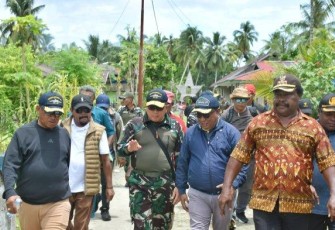 Bupati Biak Numfor Markus Mansnembra bersama Pangkoopsud III, Kaskoopsud III, Danguskamla Koarmada III serta jajaran pejabat eselon II saat berkunjung ke Kepulauan Aimando, Sabtu (5/4/2025)